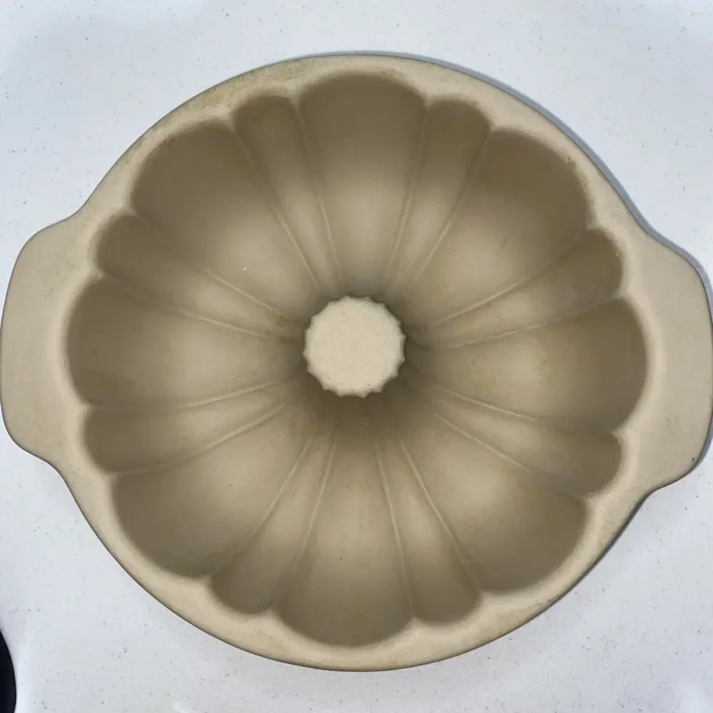 Pampered Chef Family Heritage Fluted Bundt Cake Stoneware Pan Full Size 10" USA - Picture 2 of 9